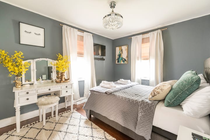 غرفة النوم 1: توفر غرفة النوم الرئيسية للضيوف مرتبة هجينة مريحة بحجم كوين ، وملاءات سرير متميزة ، وبطانيات مع وسائد سرير. يجلس الفاندل في الأعلى والذي يمكن استخدامه كمروحة وإضاءة. منضدتان بجانب السرير مع مصابيح للقراءة وخزانة واحدة للتخزين. تلفزيون روكو 32بوصة مع وصول مجاني إلى حسابات البث - Netflix و Hulu و HBO Max و Paramount و Peacock و Amazon Prime. كما يتوفر حوض مضاء للضيوف للجلوس بشكل مريح ووضع مكياجهم.