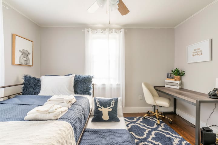 غرفة النوم 2: توفر غرفة النوم الثانية للنزلاء سريرين واحد كامل الحجم وسرير مزدوج الحجم مناسب لثلاثة نزلاء. تلفزيون سامسونج 32بوصة مع بث Firestick وتزويدك بإمكانية الوصول المجاني إلى حسابات البث الخاصة بنا - Netflix و Hulu و HBO Max و Paramount و Peacock و Amazon Prime. لدينا أيضا مكتب وكرسي لاستخدام العمل عن بعد. مجهزة أيضًا بمروحة سقف.