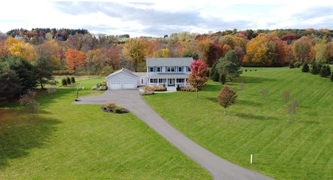 Scenic Autumn Retreat: HotTub, Firepit & Patios