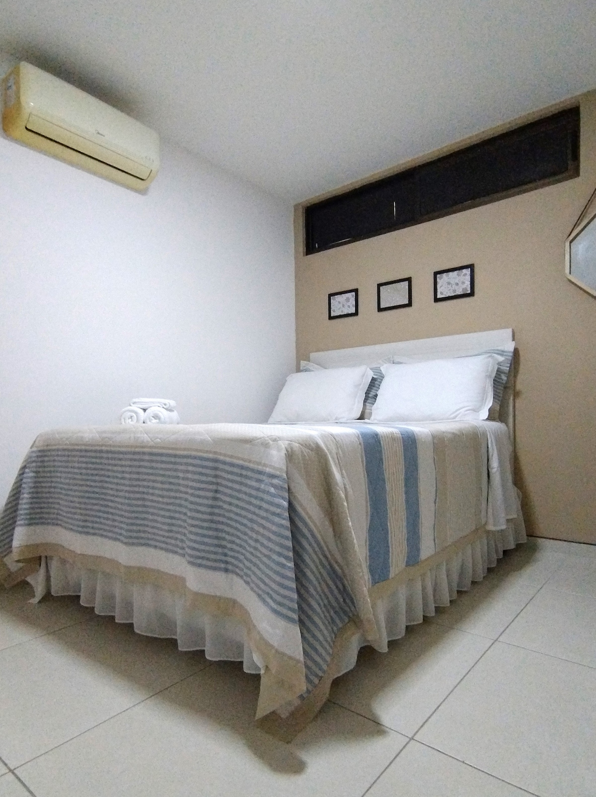 Dormitorio 2: Tiene una mesa de trabajo, así como armario y aire acondicionado.