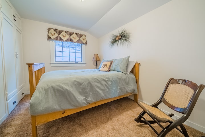This is our twin bedroom. "The place was spotless, the beds very comfortable, the kitchen had everything we needed to cook any meal, and the icing of the cake was the hot tub." - Linda