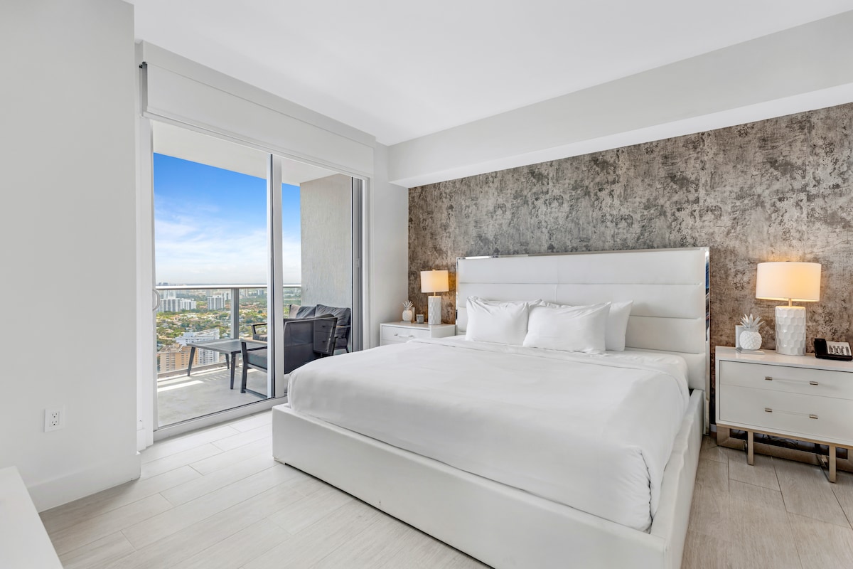 היכנסו לחדר השינה הראשי הכולל מיטת קינג סייז, חדר רחצה צמוד וגישה ישירה למרפסת פרטית. המרחב השלו הזה משלב נוחות ועיצוב, מושלם להירגע וליהנות מהנופים.