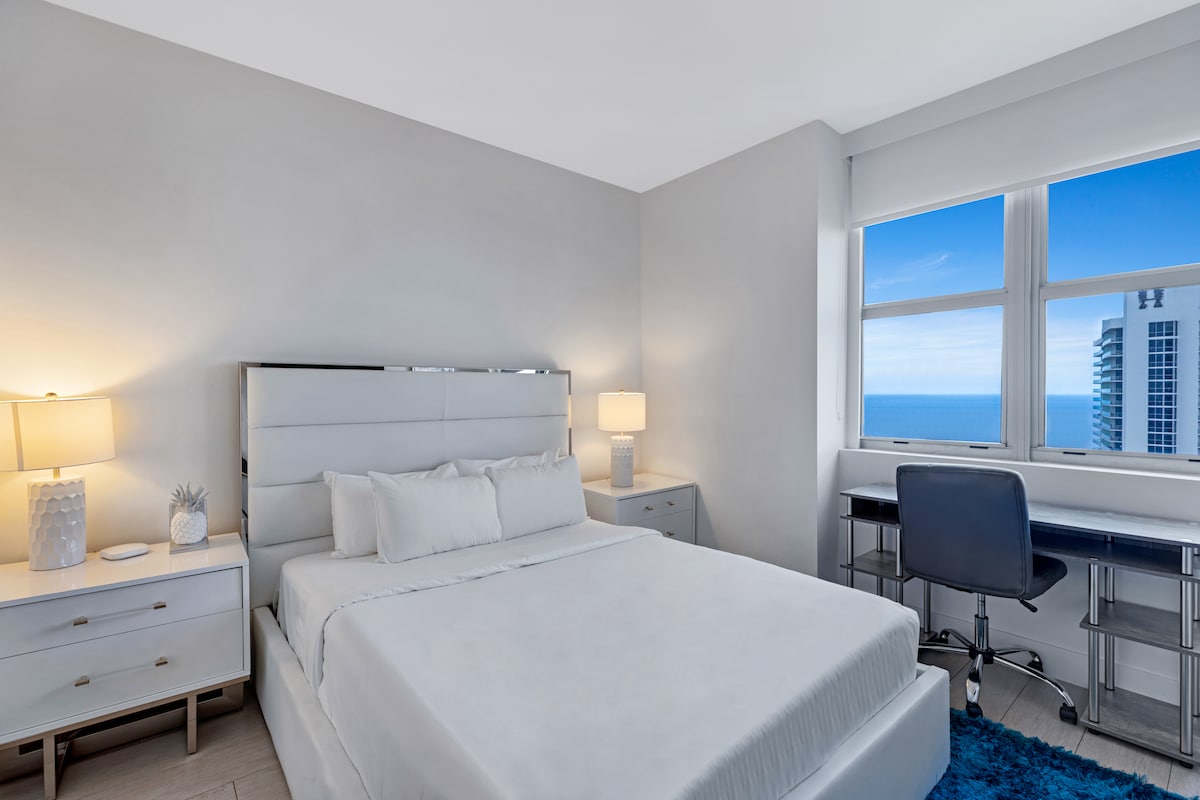 היכנסו לחדר השינה השני עם מיטת קווין סייז נוחה. החדר כולל פינת עבודה ליד החלון, מושלמת לעבודה או ללימוד, עם נוף שקט לאוקיינוס שיעניק לכם השראה.