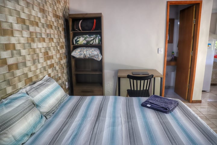 Posteľná bielizeň a kúpeľňa a šatník na oblečenie. 