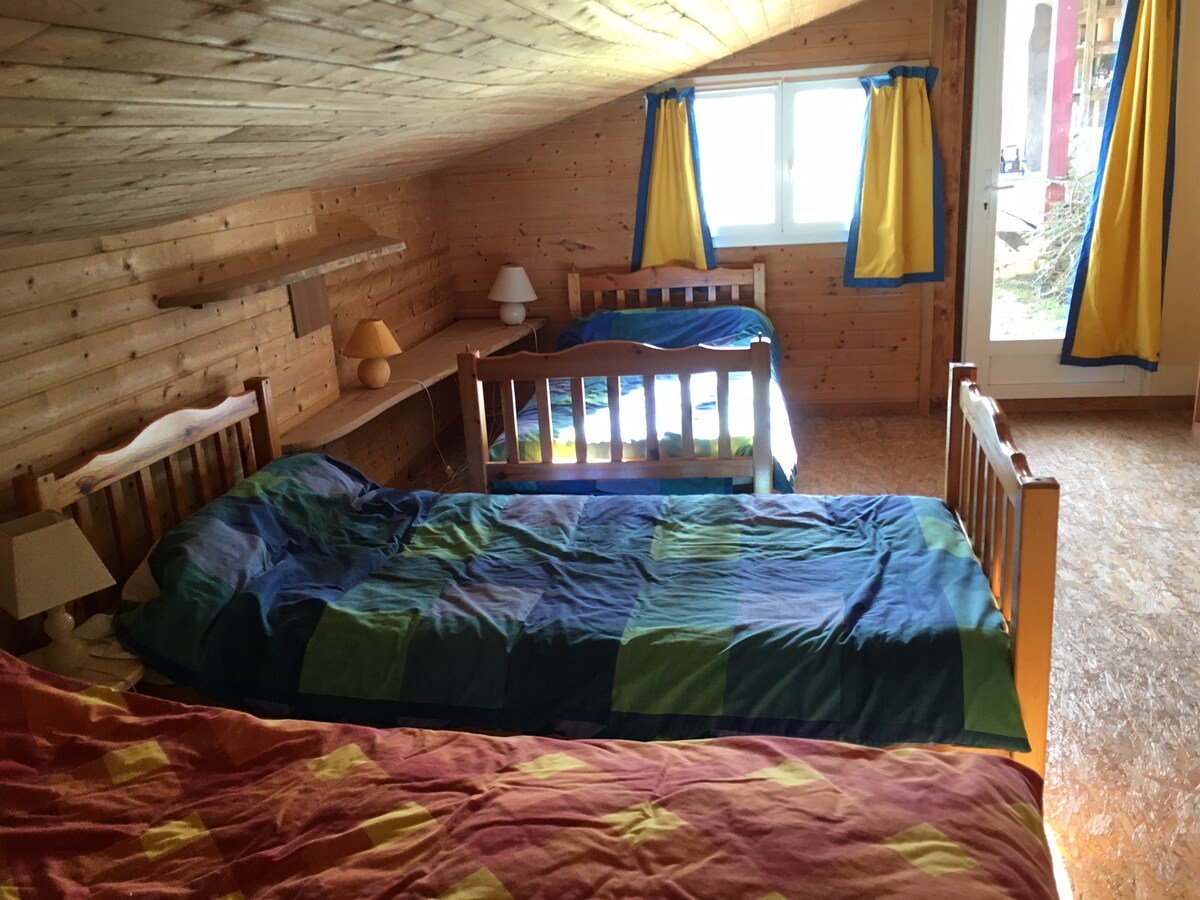 Spálňa 3  (1 manželská posteľ + 2 samostatné lôžka)