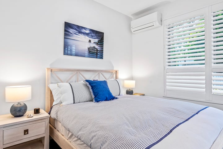 Second bedroom.  Sealy Posturepedic Exquisite Tudor Plush Queen Mattress. 
Reverse cycle airconditioning and plantation shutters.
Rapid phone chargers on bedside tables (removed for photo) for convenience.
Generous built in wardrobe.