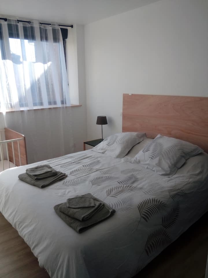 חדר שינה 3 במרתף עם 160 מיטות.