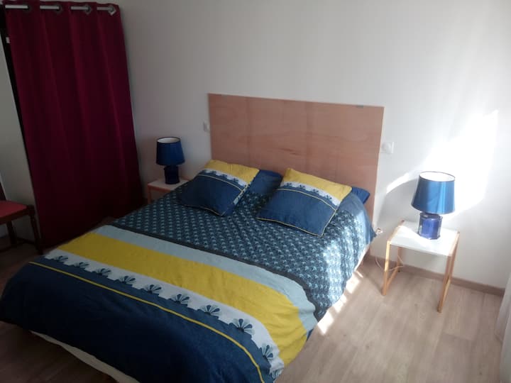 חדר שינה 4 במרתף עם 160 מיטות.