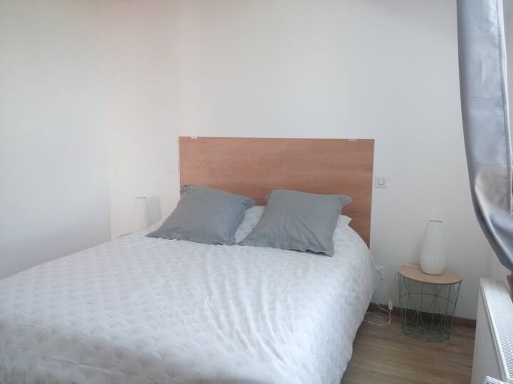 חדר שינה למעלה עם 160 מיטות