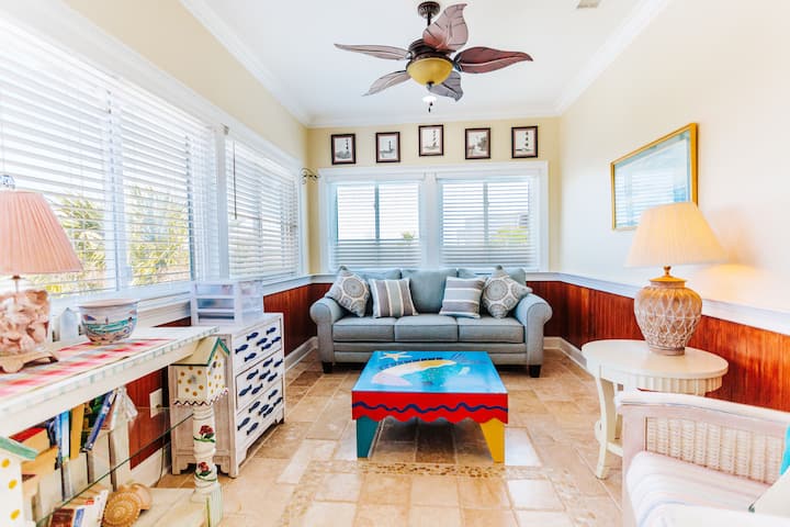 Sofa za spavanje u osunčanoj sobi