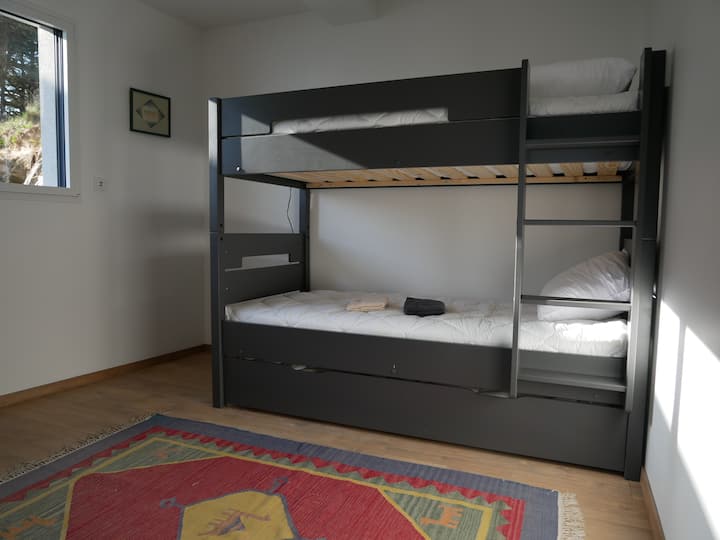 Spálňa č.4 s rozlohou 10 m ² na fotke, dvoma poschodovými posteľami (190 X90 ) a posteľou v zásuvke pod ňou (190 cm x 90)