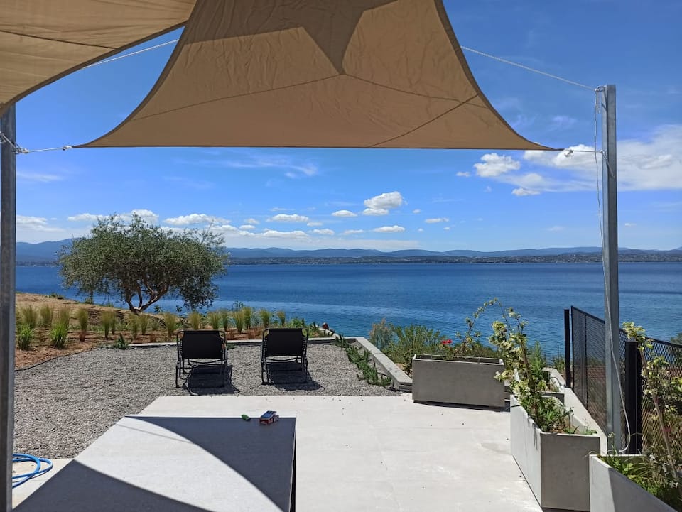 A seafront villa with a pebble cove, an hour from Athens, Vasiliko, Greece, photo 6 of 10