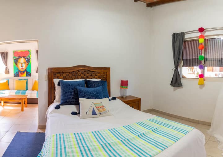 Uno de los 2 dormitorios de la sala de entretenimiento de TV de la suite PH Montana.