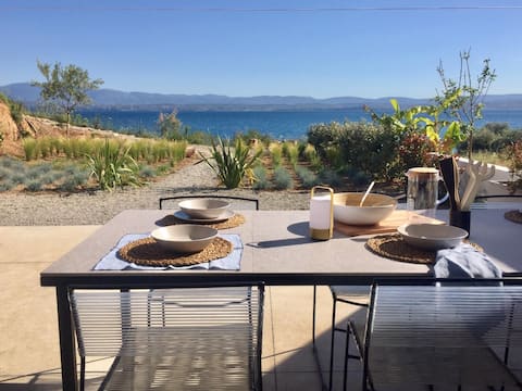 Seafront villa with private beach 1hr from Athens