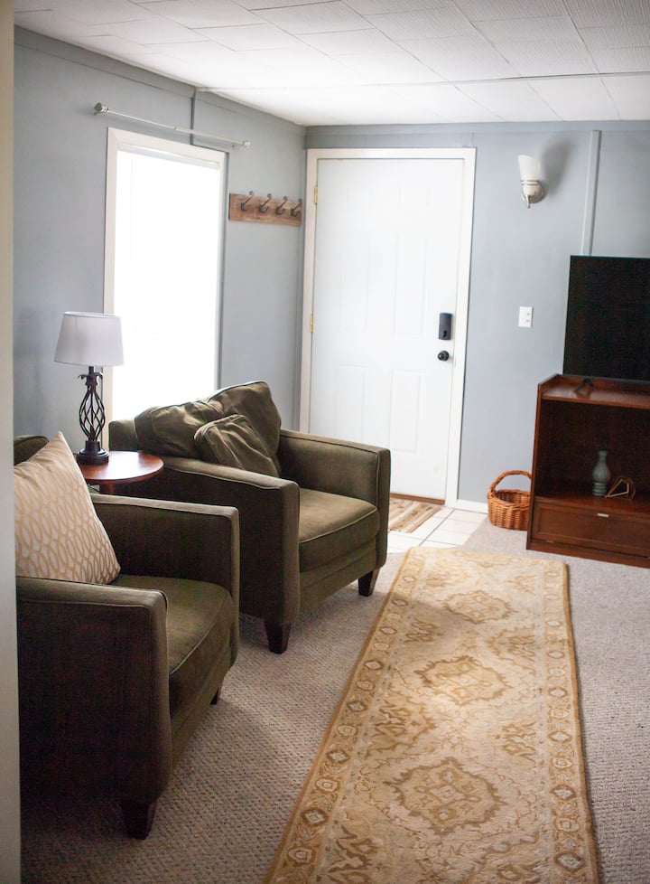 Cozy Apt #3 - Centrally Located. - Kokomo, IN