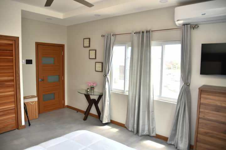 Dhomë gjumi me perde të hapura