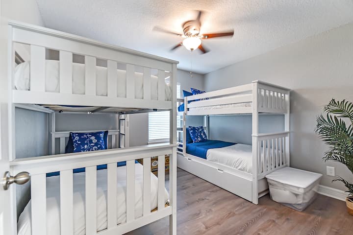 Chambre avec lits superposés et lit d'appoint. (Peut accueillir jusqu'à 5 personnes)