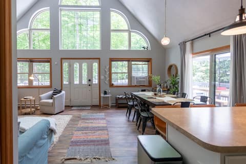 Donovan’s Cabin: 3 Br Pet-Friendly Poconos Retreat