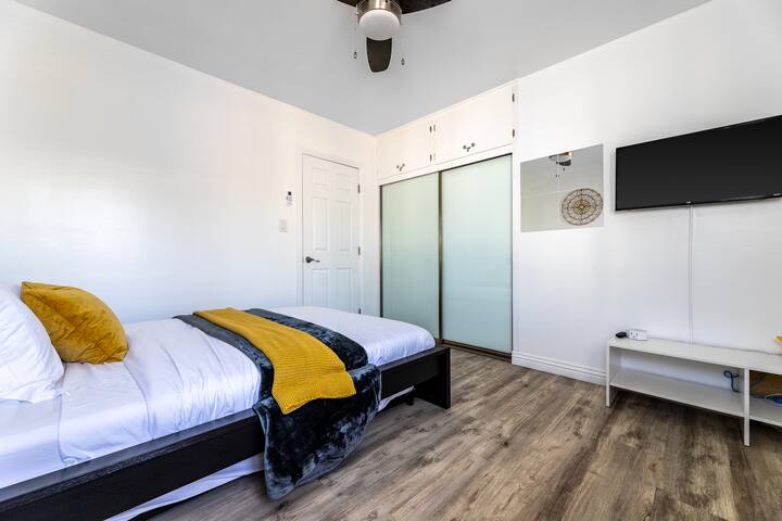 Bedroom queen size bed