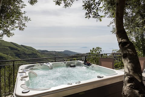 Airbnb con migliori performance: Sea View Escape with Private Hot Tub & Terrace a Vico Equense