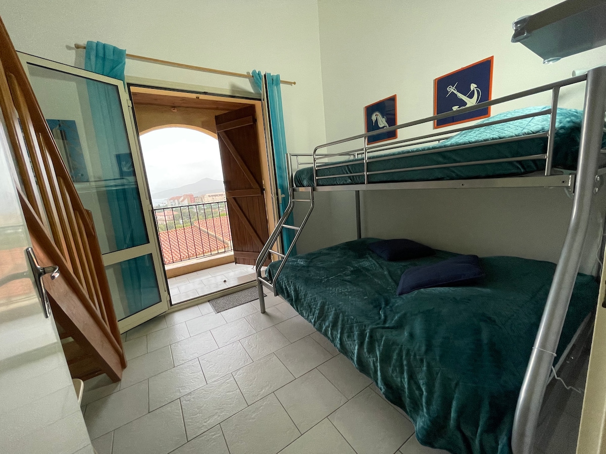 Bovenslaapkamer met uitzicht op zee