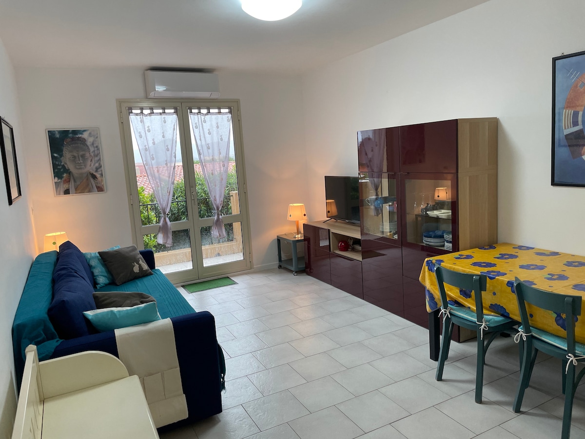 De woonkamer, slaapbank, tv, buffet, tafel, stoelen