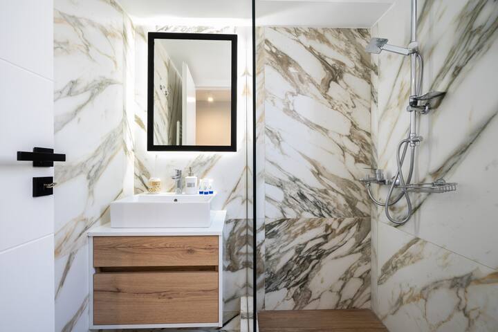 Modern Penthouse with Parking, Terrace & BBQ gallery image 4