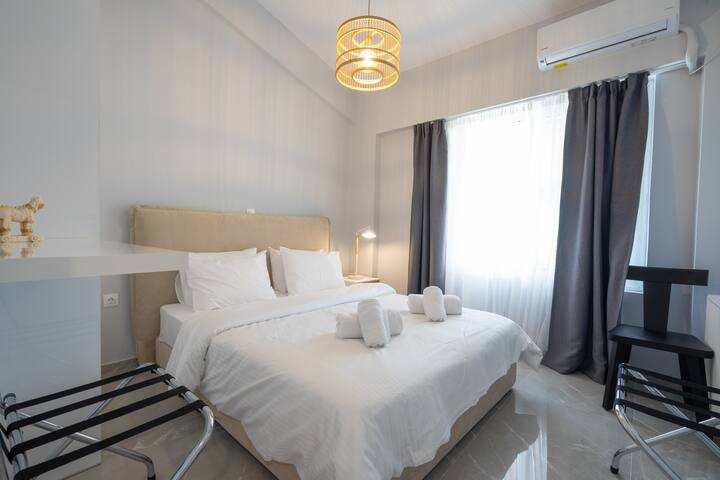 Modern Penthouse with Parking, Terrace & BBQ gallery image 2