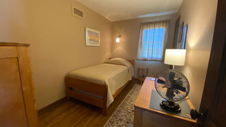 Bedroom #3. Ideal for working on your laptop with  200 mb WiFi. Single bed.
