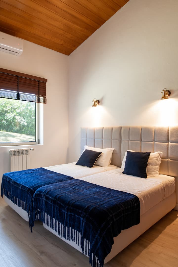 Барселона (соба 2) со 2 брачни кревета со димензии 90x190cm кабриолет во брачен кревет (широк 180 x 190 см).