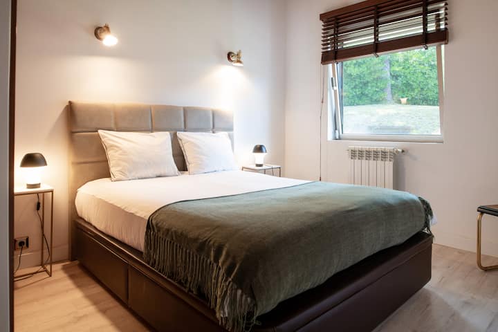 Мадрид (соба 3)  - брачен кревет (широк 160 x 200 см)