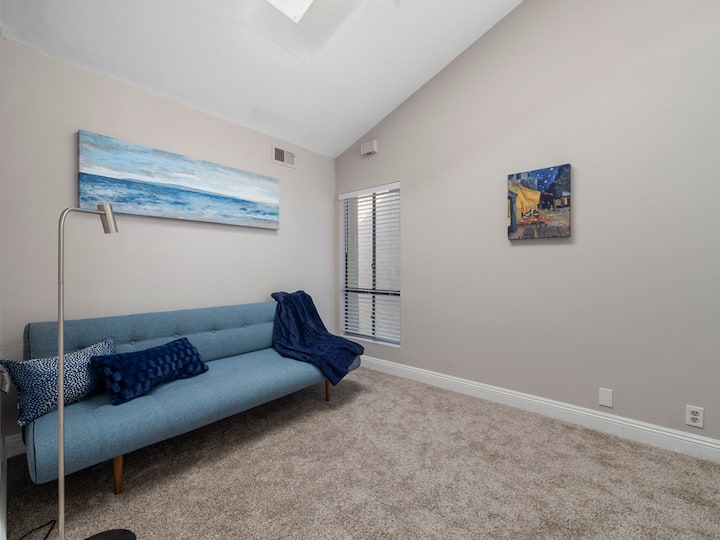 Le futon couvre le lit complet dans la chambre 4/bureau/la chambre des enfants