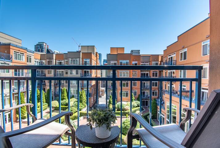 Brilliant 2 Bedroom 2 Bath Home in Seattle!⁶ gallery image 5