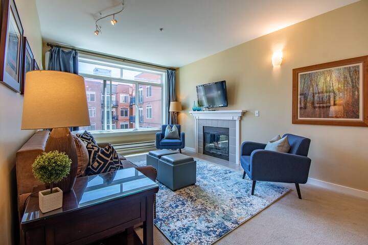 Brilliant 2 Bedroom 2 Bath Home in Seattle!⁶ gallery image 2