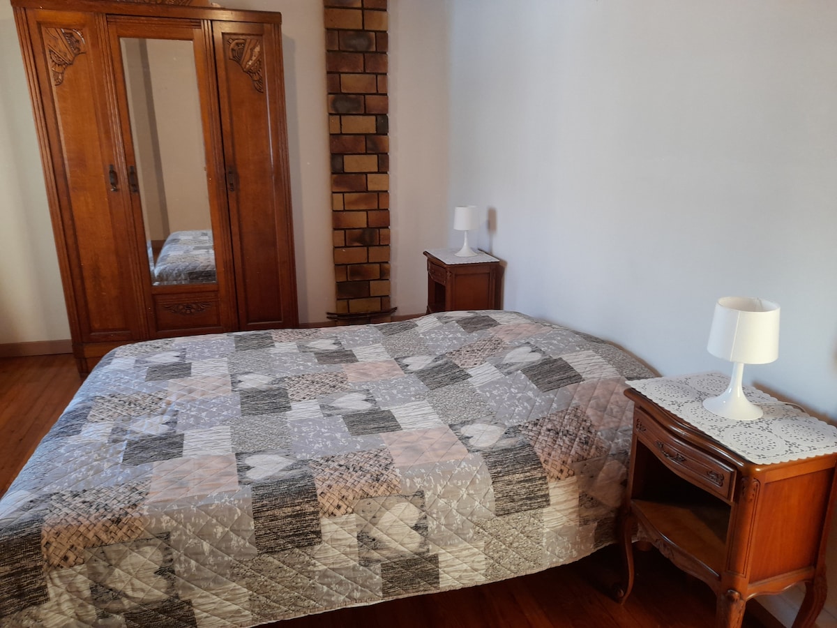 卧室： 1张双人床。 