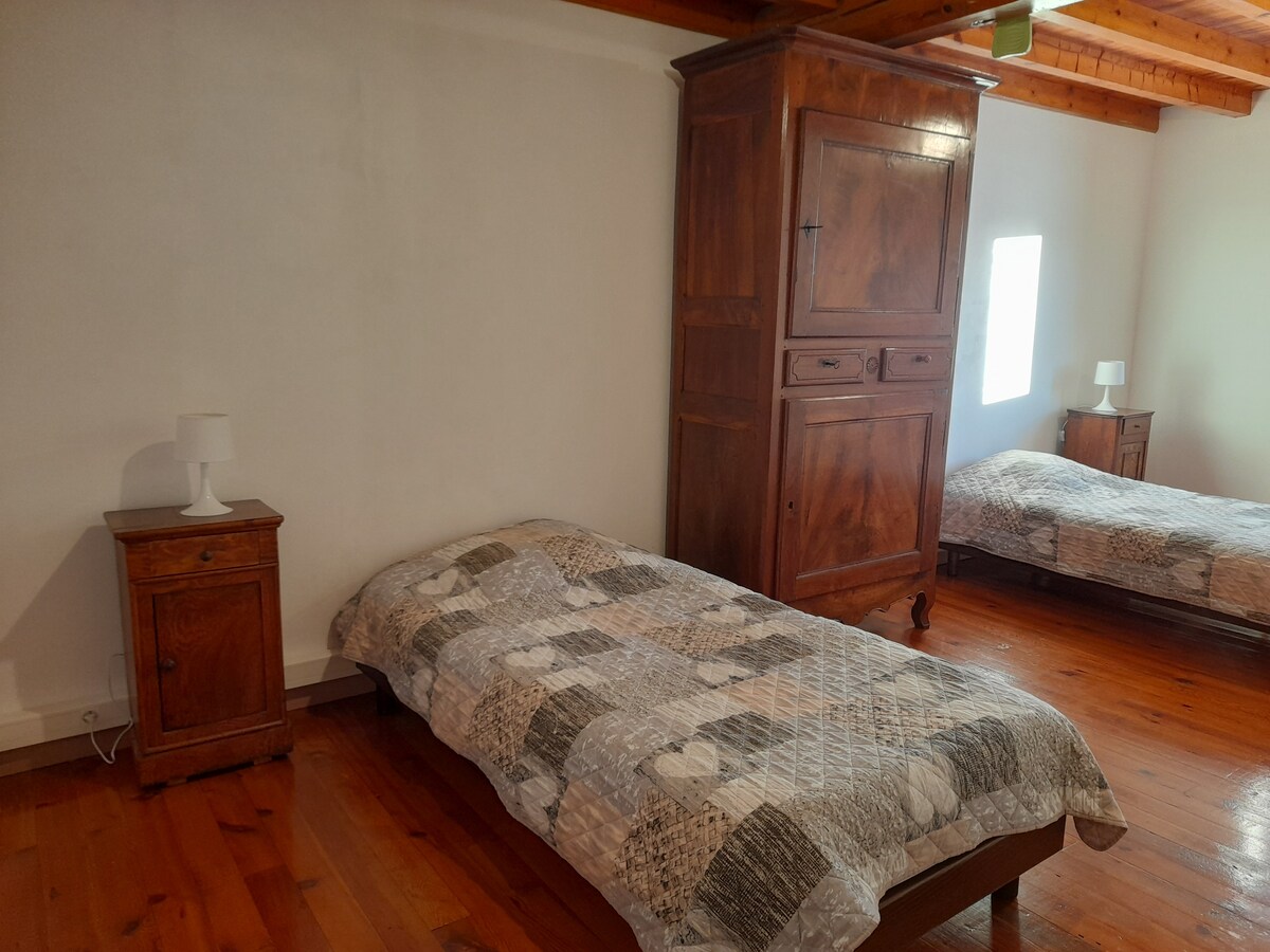 卧室： 2张单人床。