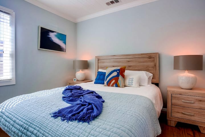 Средната спална соба нуди брачен кревет (широк 150-179 см), поглед кон поплочениот двор и затемнети нијанси.