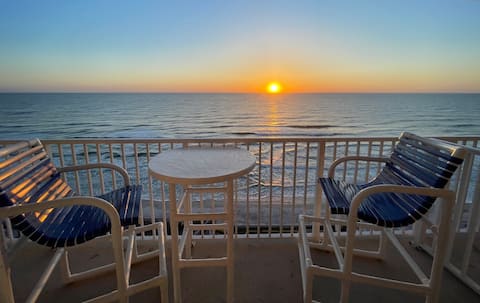 Spectacular Oceanfront Views, Kitchen, King Bed!