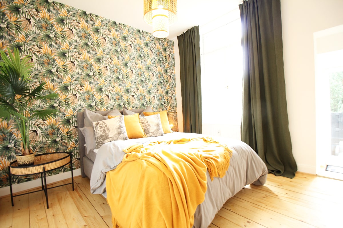 # 2号
卧室太阳在这里升起！
这里非常舒适。 也是在床上阅读的完美场所。

您可以从这个房间直接前往大露台。仅供您使用！