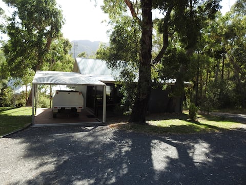 Halls Gap Cottages- couples retreat ( Kookaburra)