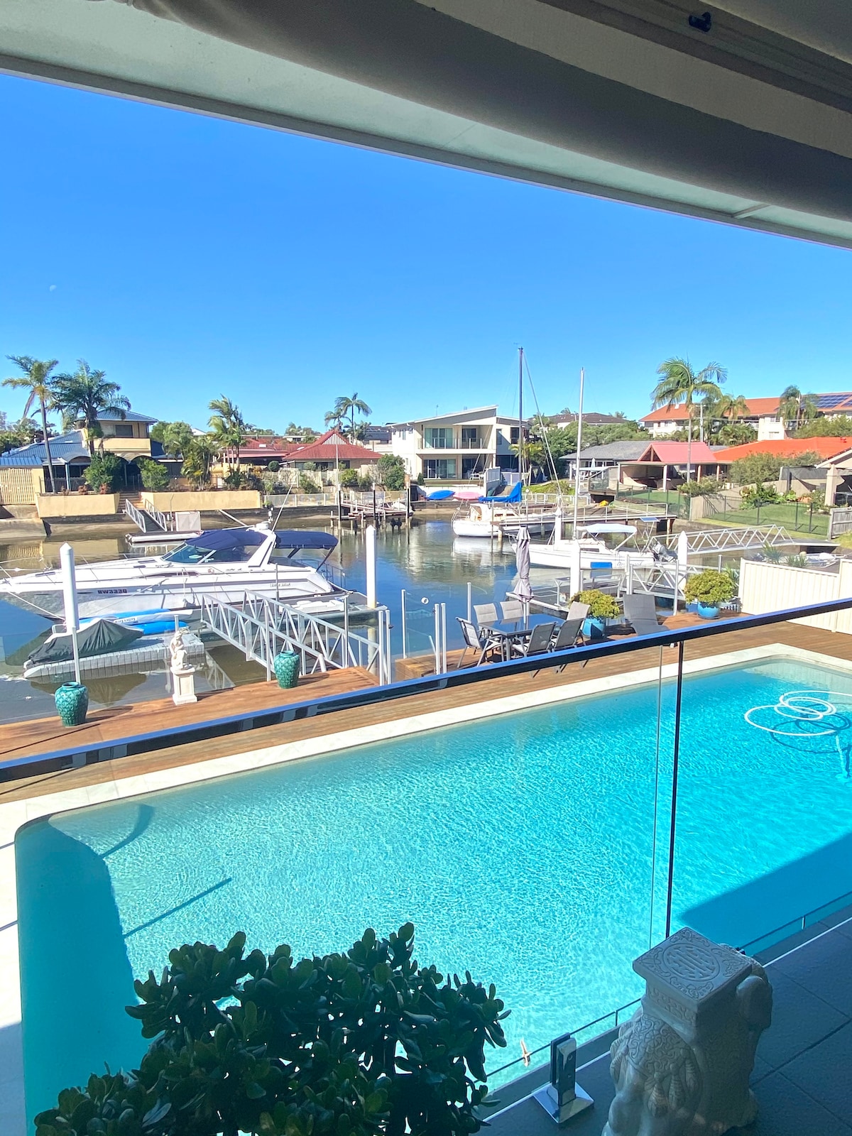 Lux Beds CANAL FRONT Jetty Canoes & 13M Pool Apartments for Rent in