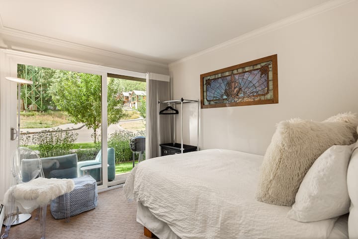 Second bedroom with double bed. 