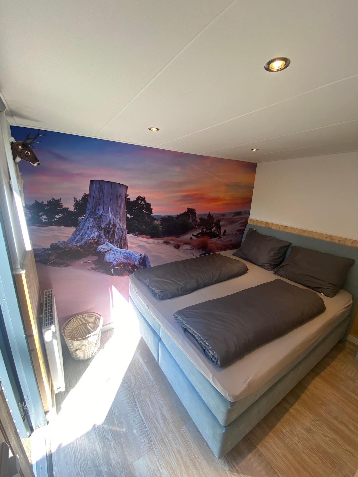 The barn of the chalet has been completely converted into a bedroom. All around, everything is insulated and equipped with mood lighting that is dimmable. We opted for a box spring of 160x200cm. Room can be reached via its own door to the terrace.