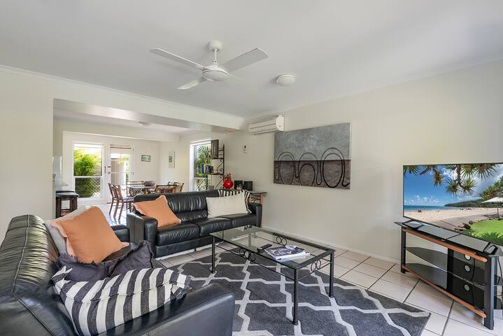 Sandy Beach 8, a 3 bed pool view Noosaville villa