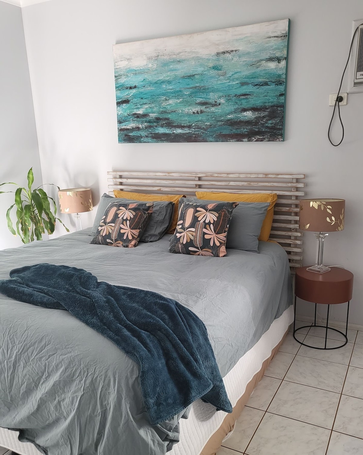 Veliki bračni krevet s kvalitetnom posteljinom i jastucima.