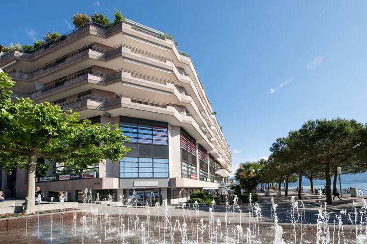 Forum Luxury Apartment Lake View gallery image 2