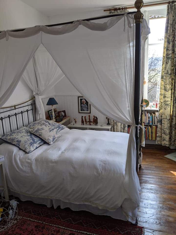 The "Royal Suite" boasts a four-poster canopy bed and has views of the west lawn and the hills at the front and side of the house. It has an in-suite dressing room with a treadmill, as well as a shower and separate toilet. 