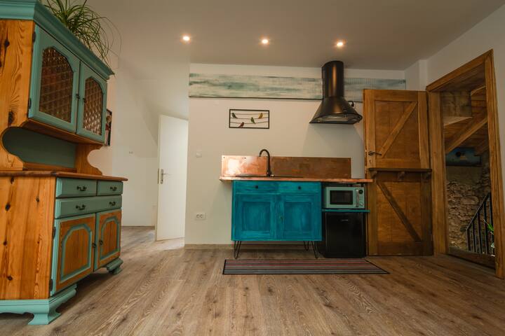 The Kaleidoscope Apt in quiet village near stream