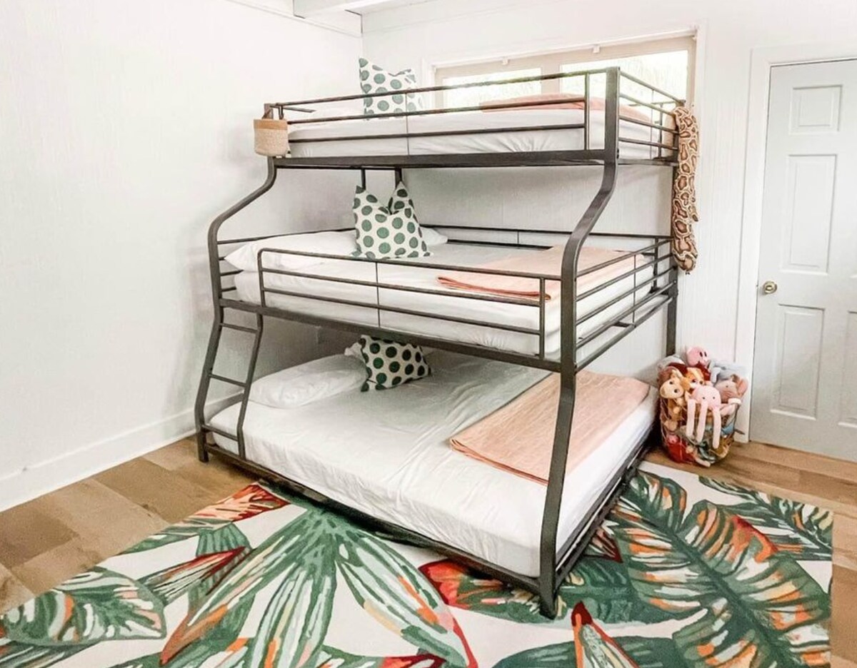 La litera cuenta con una cama queen, matrimonial e individual para espacio adicional para dormir.