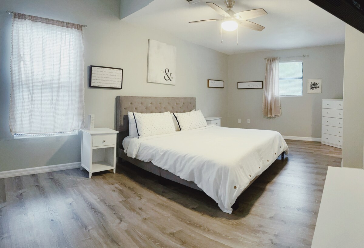 Dormitorio tamaño king en la planta superior